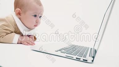 可爱的宝宝在笔记本电脑屏幕上看
